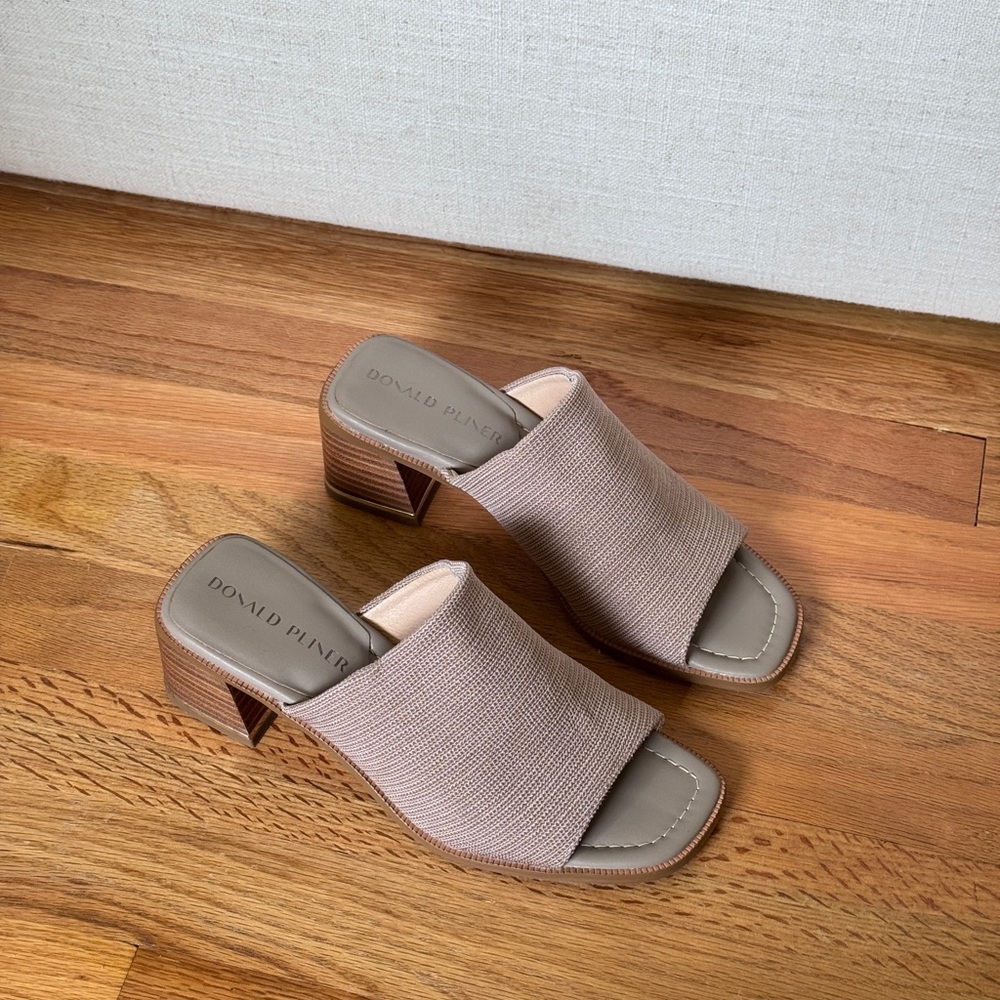 Donald Pliner Women's Haze Slide
Heeled‎ Sandal Light Taupe Size 6.5M